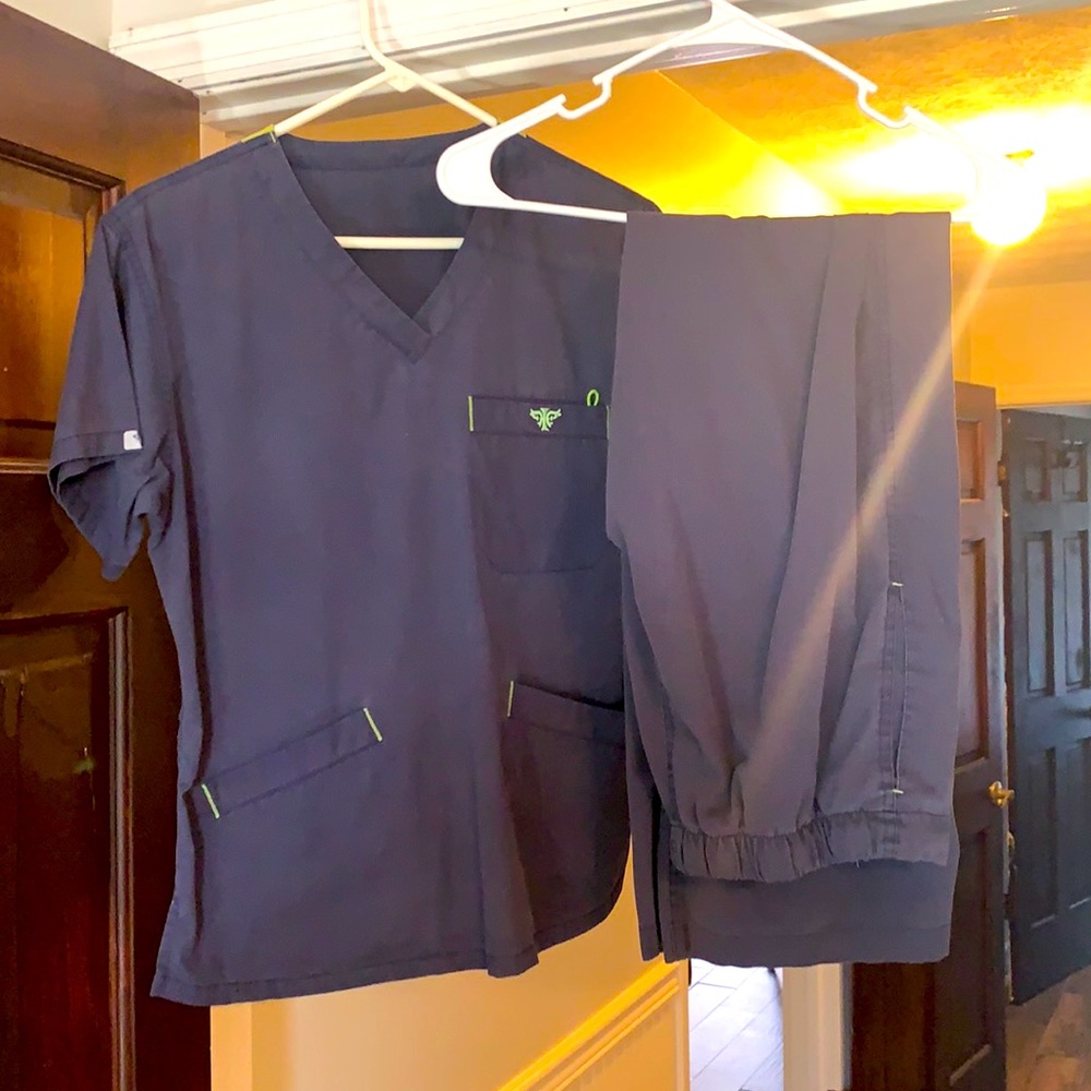 Med couture navy with green scrub set small top XS pants. Slightly faded.